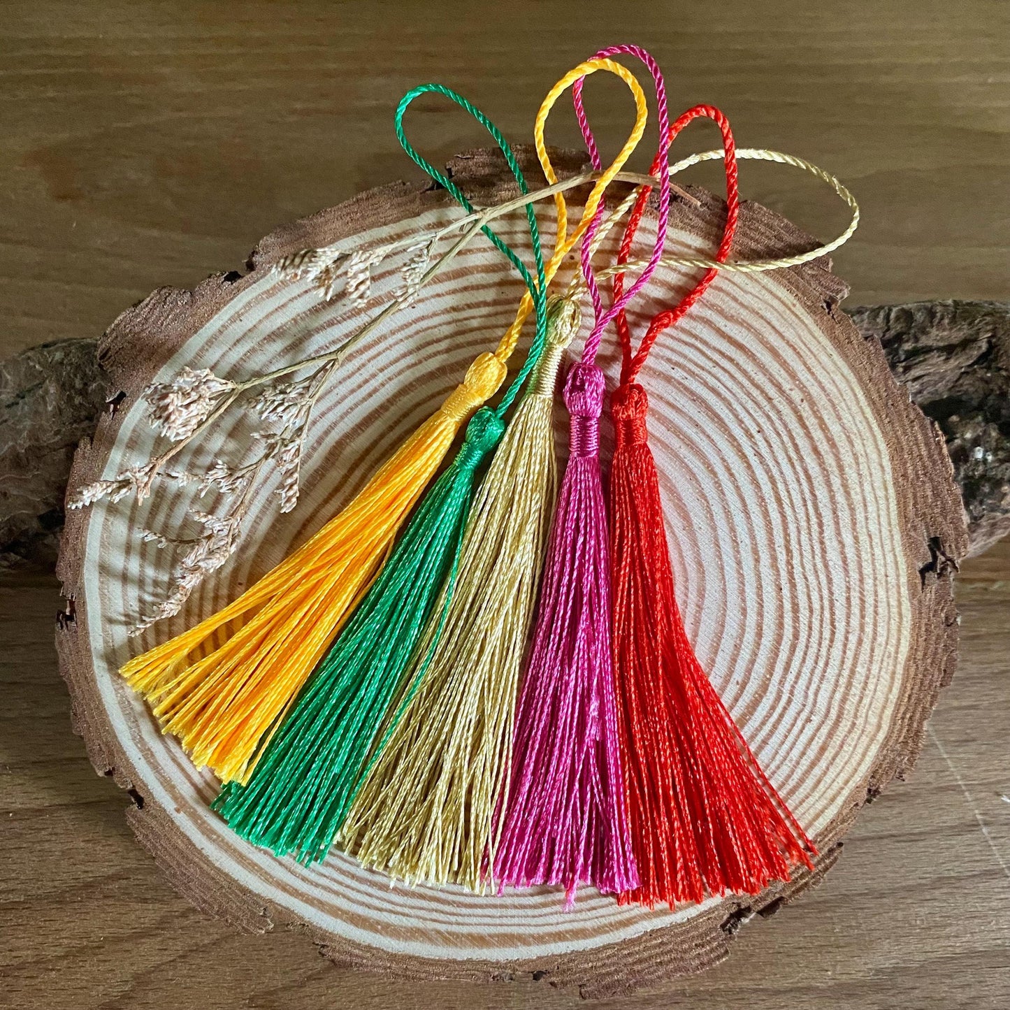 Présentation des différents choix de couleurs de pompons disponibles.