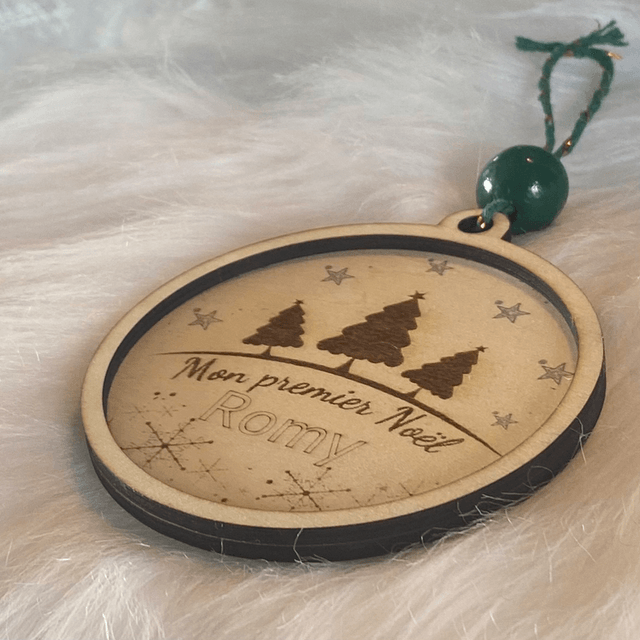 Boule de Noël personnalisée "Mon Premier Noël" – Bois gravé forêt de sapins + prénom, cordon et perle au choix