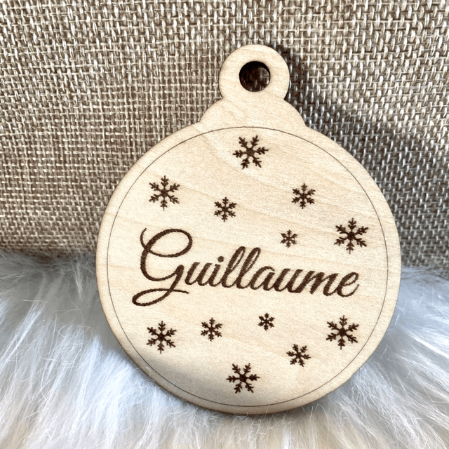 Marque-places en bois personnalisés pour Noël – Motifs festifs et prénoms gravés