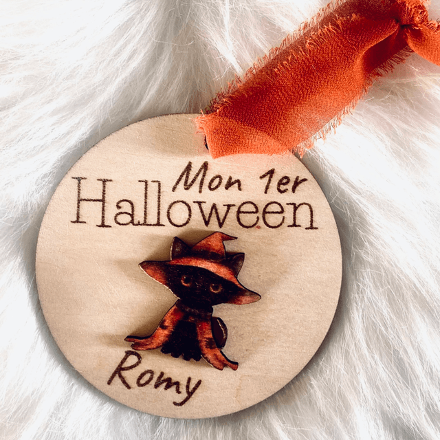 Suspension ronde en bois personnalisée Mon premier Halloween – ruban mousseline orange et personnages au choix