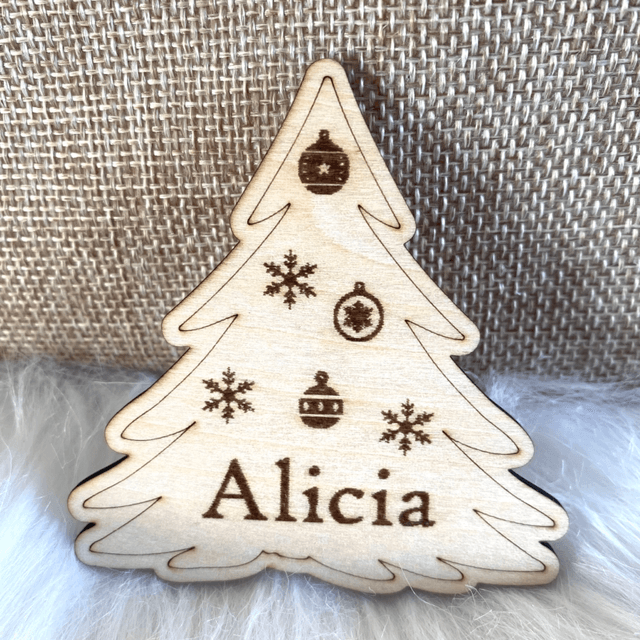 Marque-places en bois personnalisés pour Noël – Motifs festifs et prénoms gravés