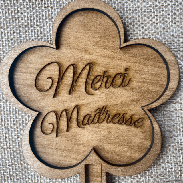 Fleur en bois maîtresse, crayon personnalisé et post-it