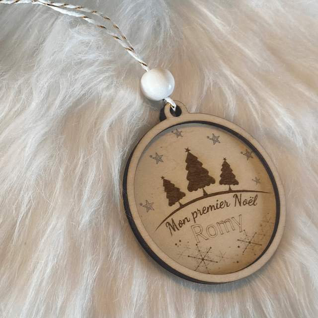 Boule de Noël personnalisée "Mon Premier Noël" – Bois gravé forêt de sapins + prénom, cordon et perle au choix