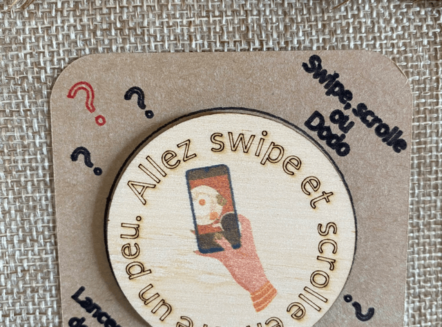 Pièce de décision en bois scrolleur swipeur ?  Scrolle ou swipe encore un peu ? Ou au lit ? 