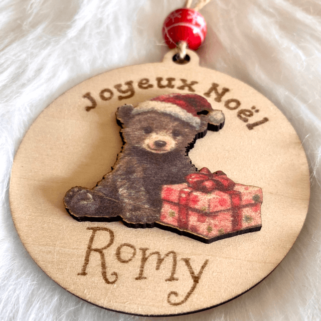 Boule de Noël personnalisée "Joyeux Noël" – Ourson en relief avec cadeau + prénom enfant