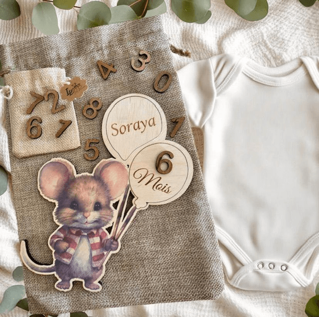 Carte étape bébé originale en bois motif souris ballons. 