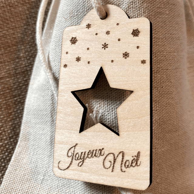 Lot de 6 Étiquettes de Noël en bois gravé personnalisées – Motifs festifs et prénom
