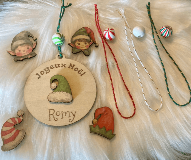 Boule de Noël en bois avec motif en relief au choix - lutins, bonnets