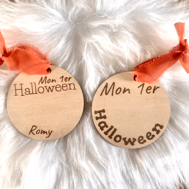 Suspension ronde en bois personnalisée Mon premier Halloween – ruban mousseline orange et personnages au choix