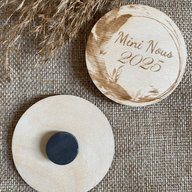 Magnet personnalisé en bois pour annoncer une grossesse