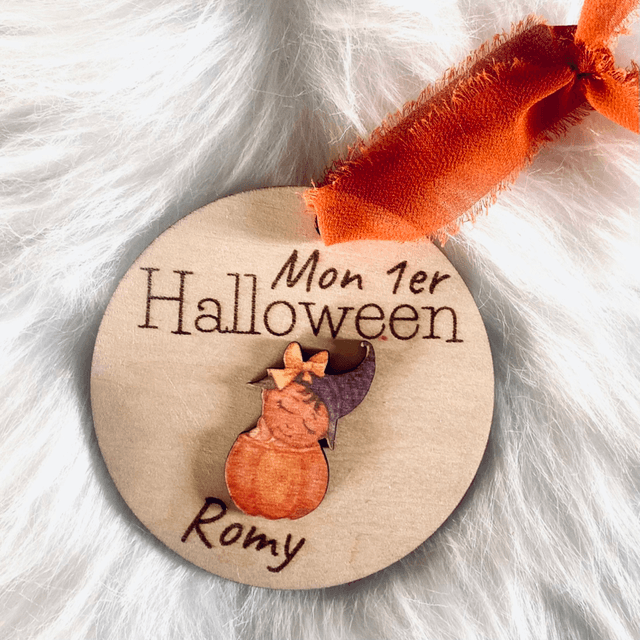 Suspension ronde en bois personnalisée Mon premier Halloween – ruban mousseline orange et personnages au choix