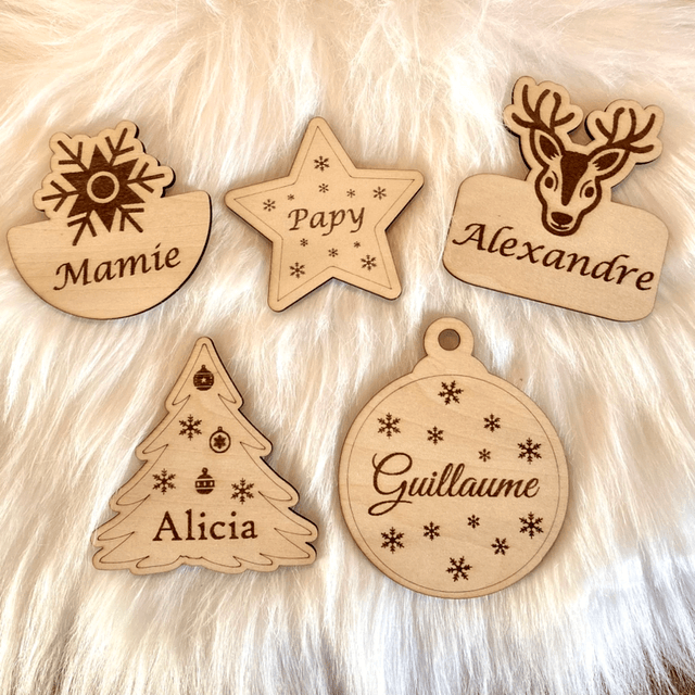 Marque-places en bois personnalisés pour Noël – Motifs festifs et prénoms gravés