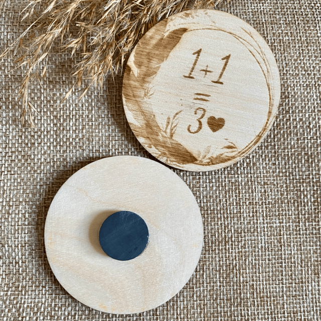 Magnet personnalisé en bois pour annoncer une grossesse