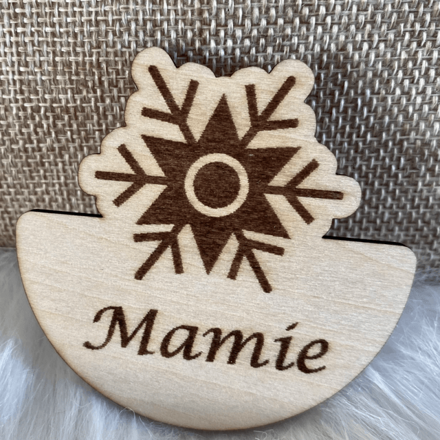 Marque-places en bois personnalisés pour Noël – Motifs festifs et prénoms gravés