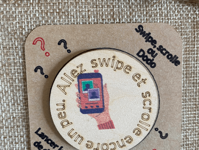 Pièce de décision en bois scrolleur swipeur ?  Scrolle ou swipe encore un peu ? Ou au lit ? 