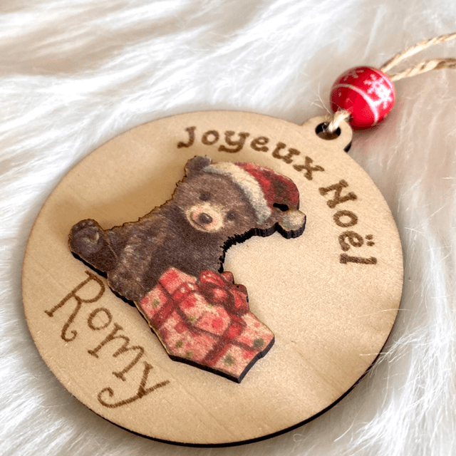 Boule de Noël personnalisée "Joyeux Noël" – Ourson en relief avec cadeau + prénom enfant