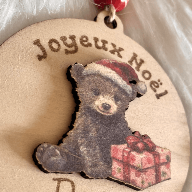 Boule de Noël personnalisée "Joyeux Noël" – Ourson en relief avec cadeau + prénom enfant