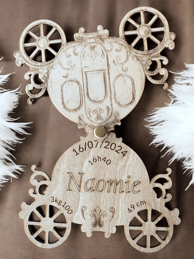 Faire-part en bois pour annoncer une naissance carrosse thème princesse