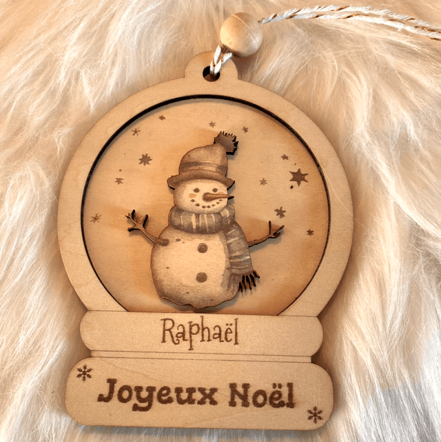 Boule de Noël personnalisée "Joyeux Noël" – Bois gravé avec perle et motif au choix : ourson, bonhomme de neige ou faon