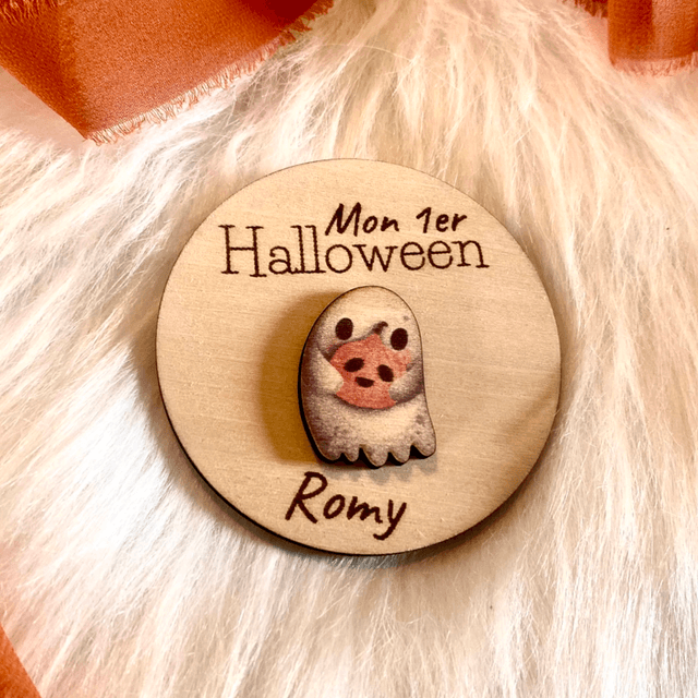 Magnet souvenir Mon premier Halloween en bois gravé – fantôme coloré en relief. Prénom personnalisable 