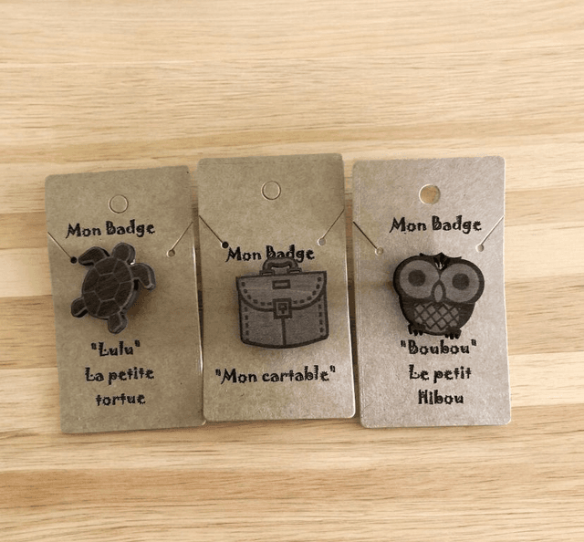 Badge en bois gravé - Modèle au choix : tortue, cartable, hibou 