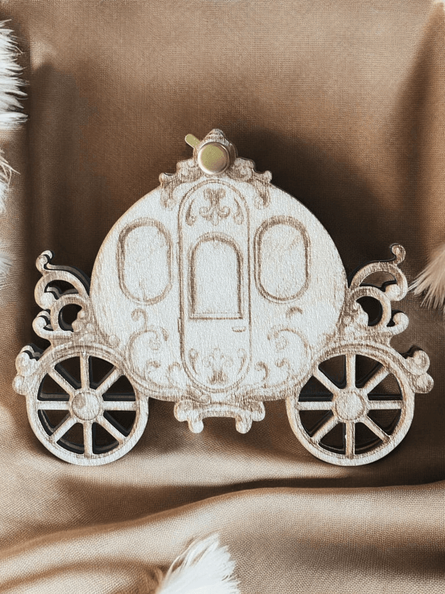 Faire-part en bois pour annoncer une naissance carrosse thème princesse