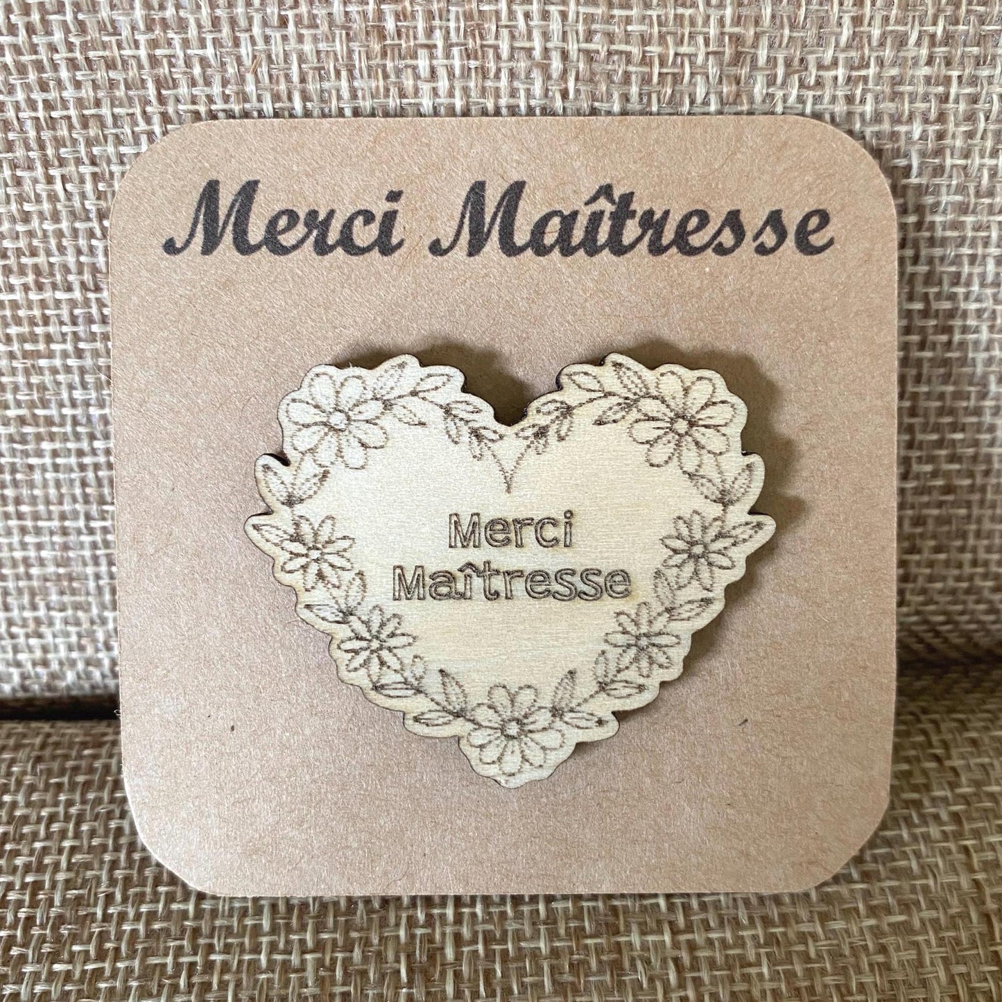 Câlin de Poche en Bois – Cadeau Personnalisé (Pin’s ou Badge)