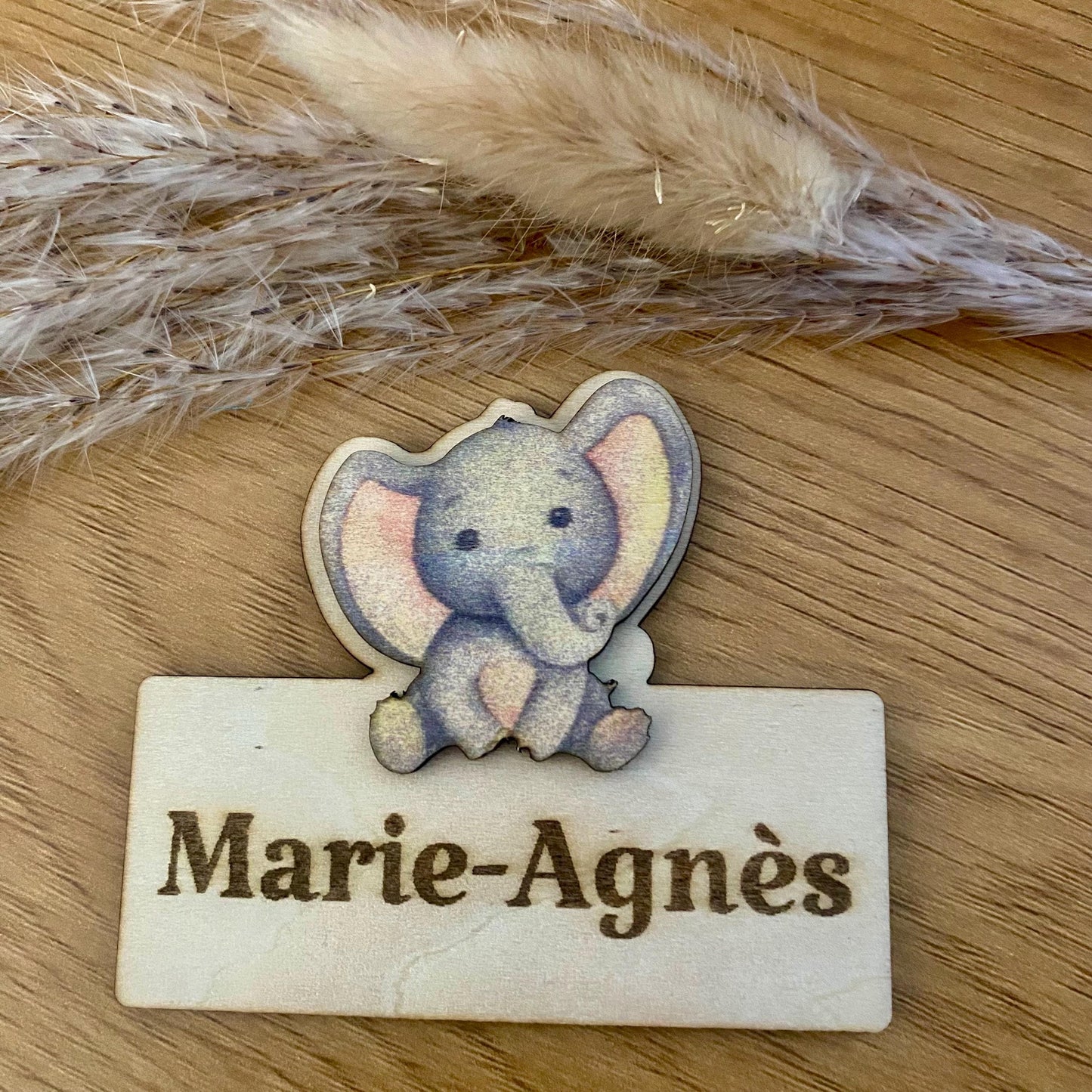 Gros plan sur la gravure laser et l'épaisseur du relief du personnage ici un éléphant