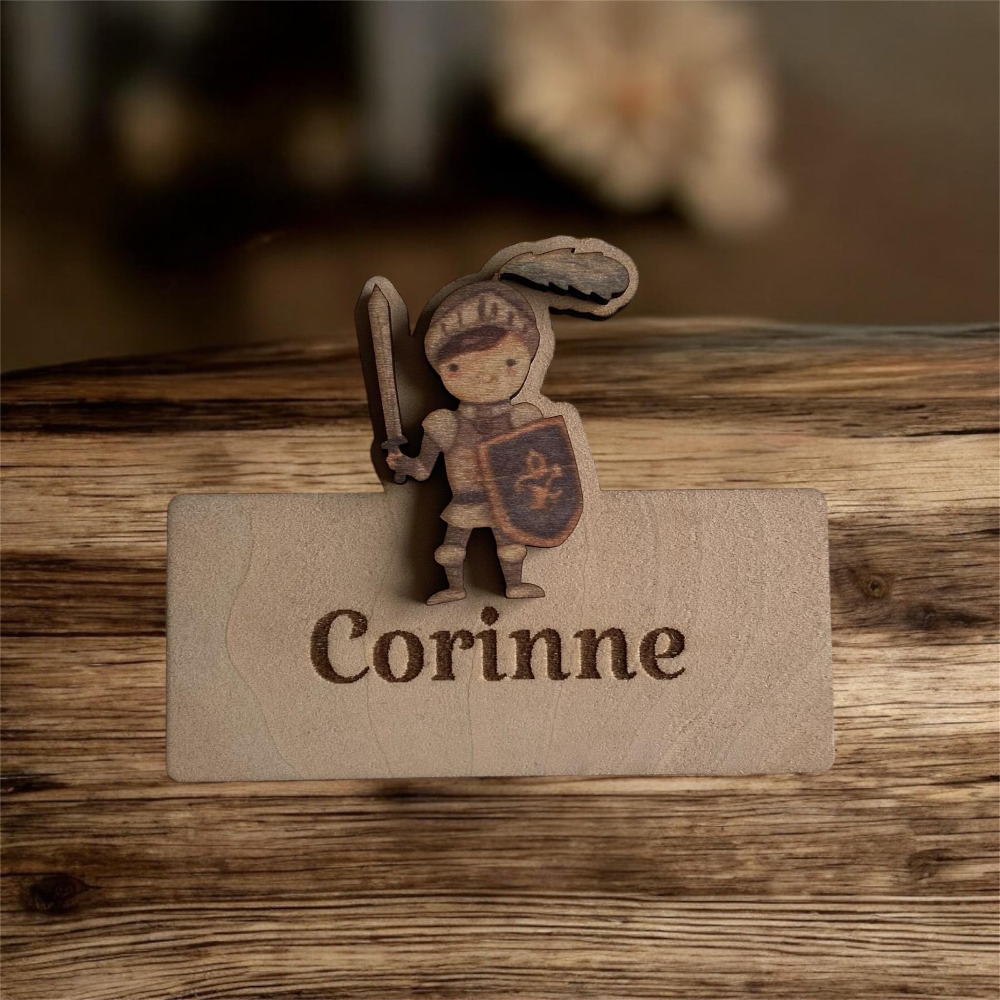 Marque-place thème "chevalier" disposé sur une table décorée pour un anniversaire d'enfant.