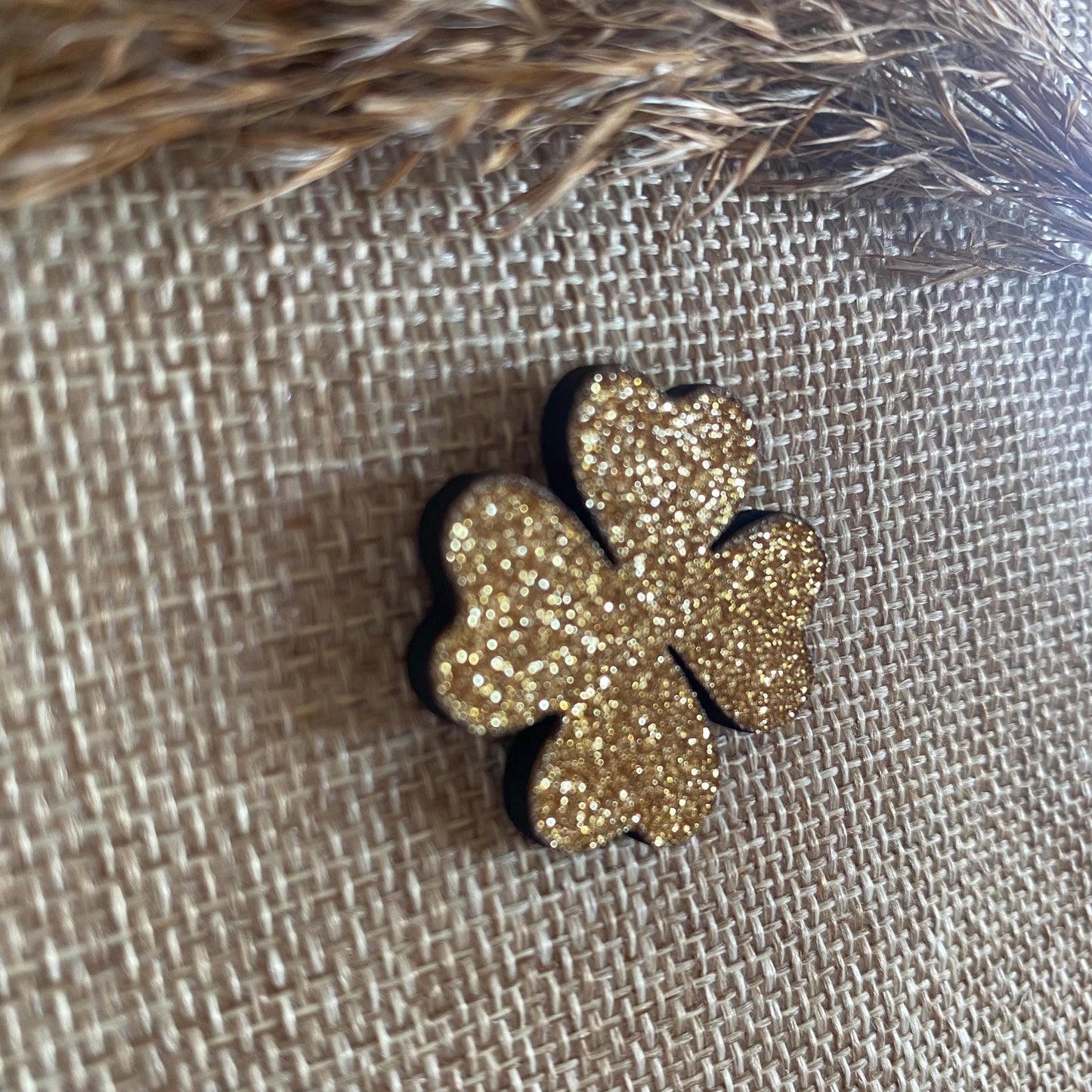 Cadeau trèfle en bois avec paillettes or scintillantes