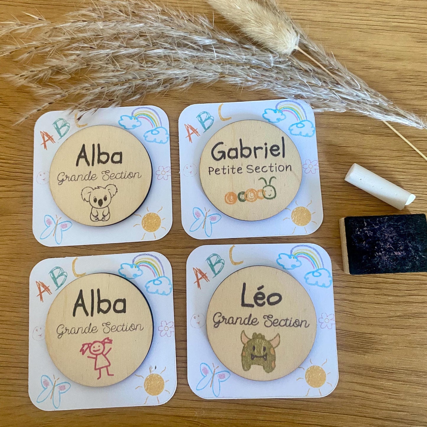 4 badges en bois avec motif au choix koala; chenille, fille, monstre et supports au choix sur cette photo decor enfantin