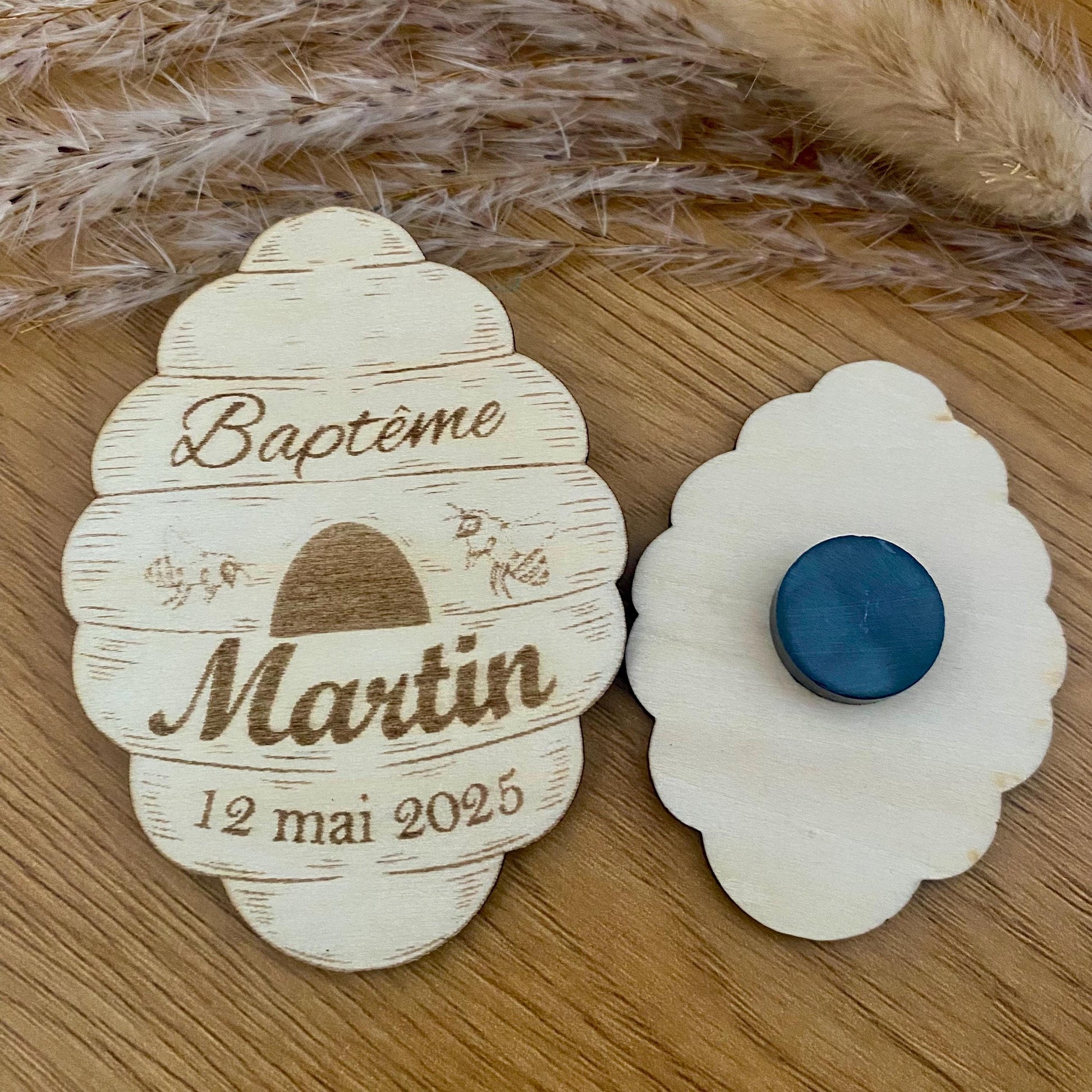 "Magnet en bois personnalisé pour décoration ou cadeau invité de baptême, gravé avec un prénom et une date, design épuré, style bohème et naturel."