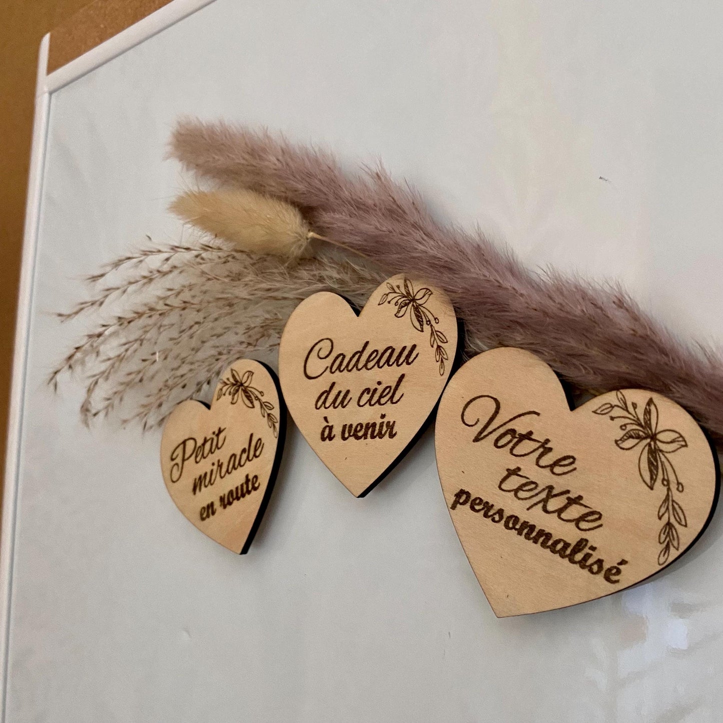 Le magnet sur un réfrigérateur, entouré de photos de famille, illustrant son côté souvenir.