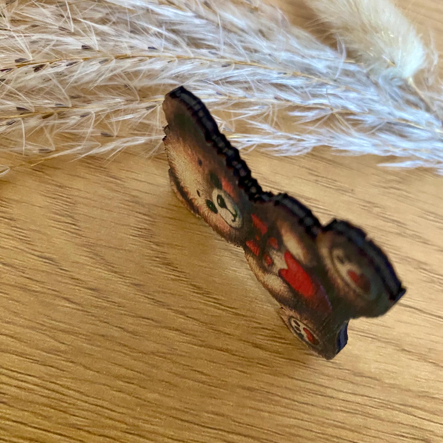 Détail ourson en bois imprimé fait main pour offrir