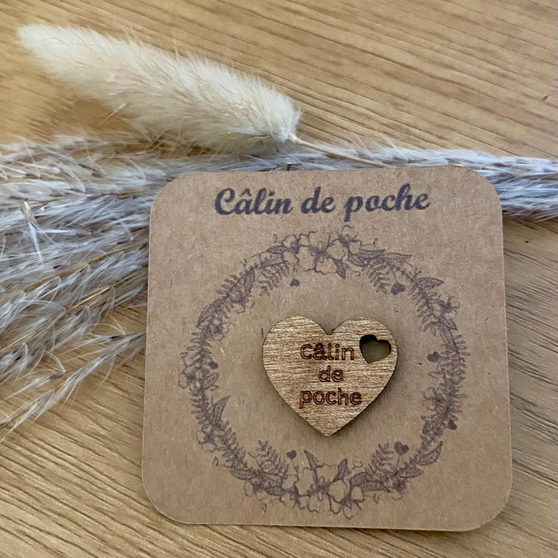 Un Câlin de poche  coeur en bois sur son petit support kraft