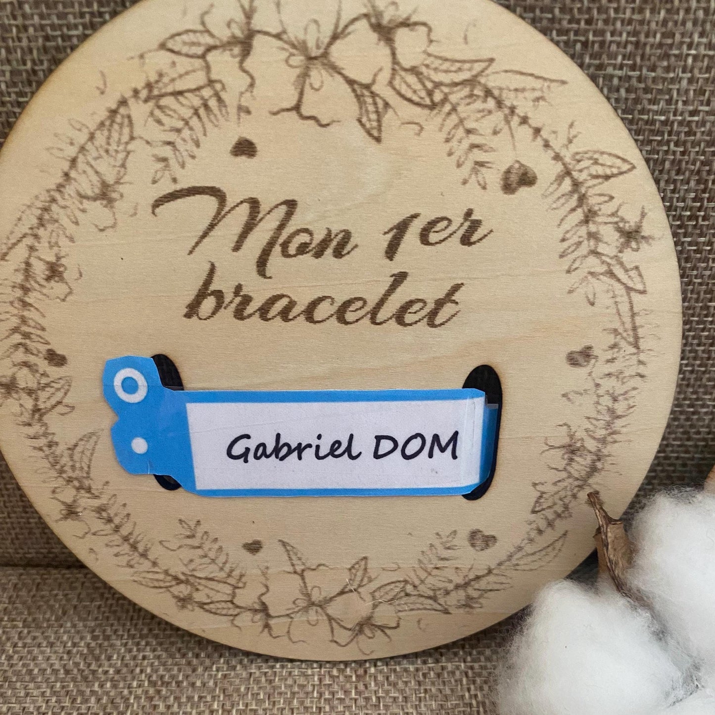 Support en Bois pour Bracelet de Naissance – Souvenir Bébé