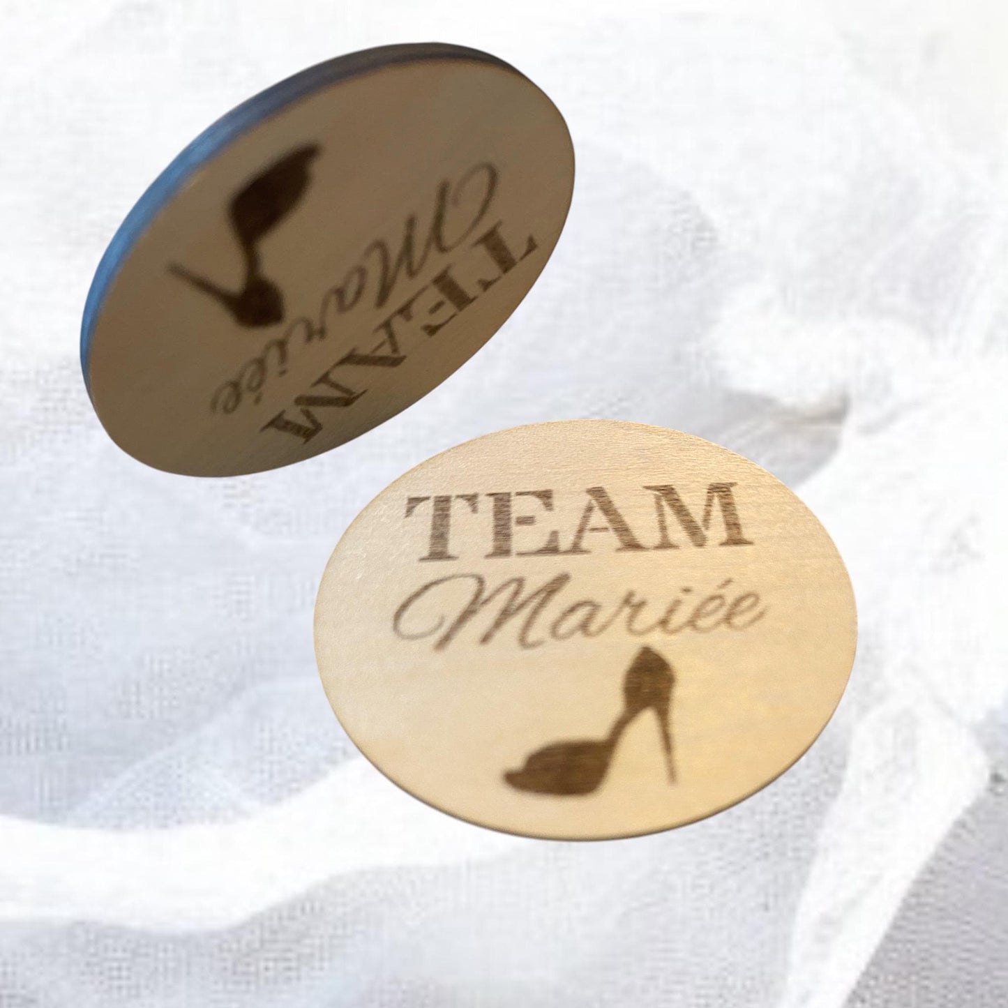 Badges de Mariage en Bois – L'Élégance Artisanale pour votre Team
