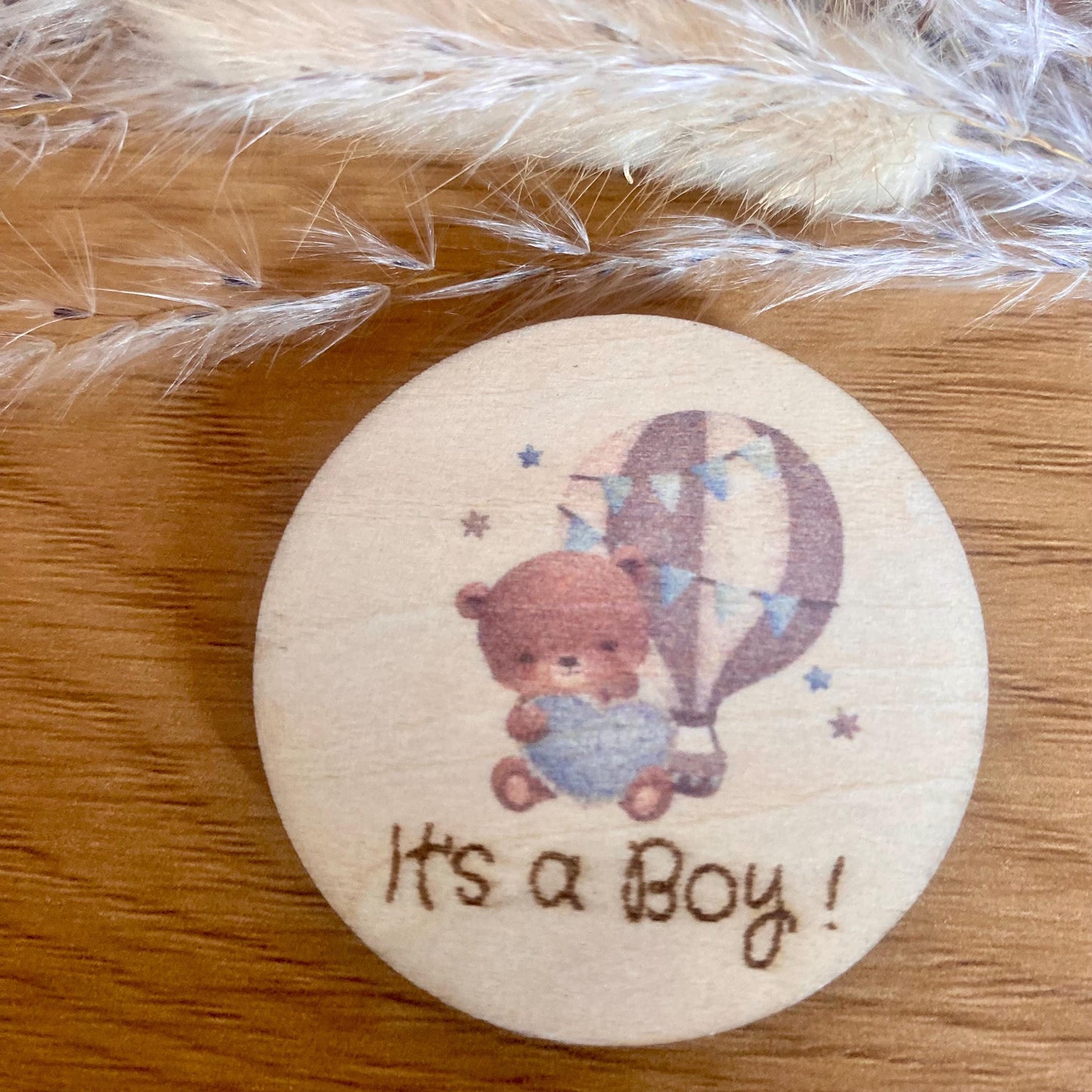 Magnet en bois personnalisé pour annonce Gender Reveal avec motif ourson. bleu