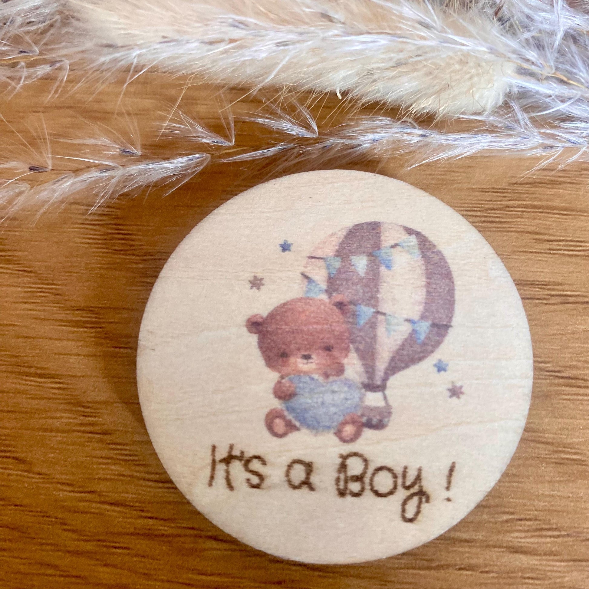Magnet en bois personnalisé pour annonce Gender Reveal avec motif ourson. bleu