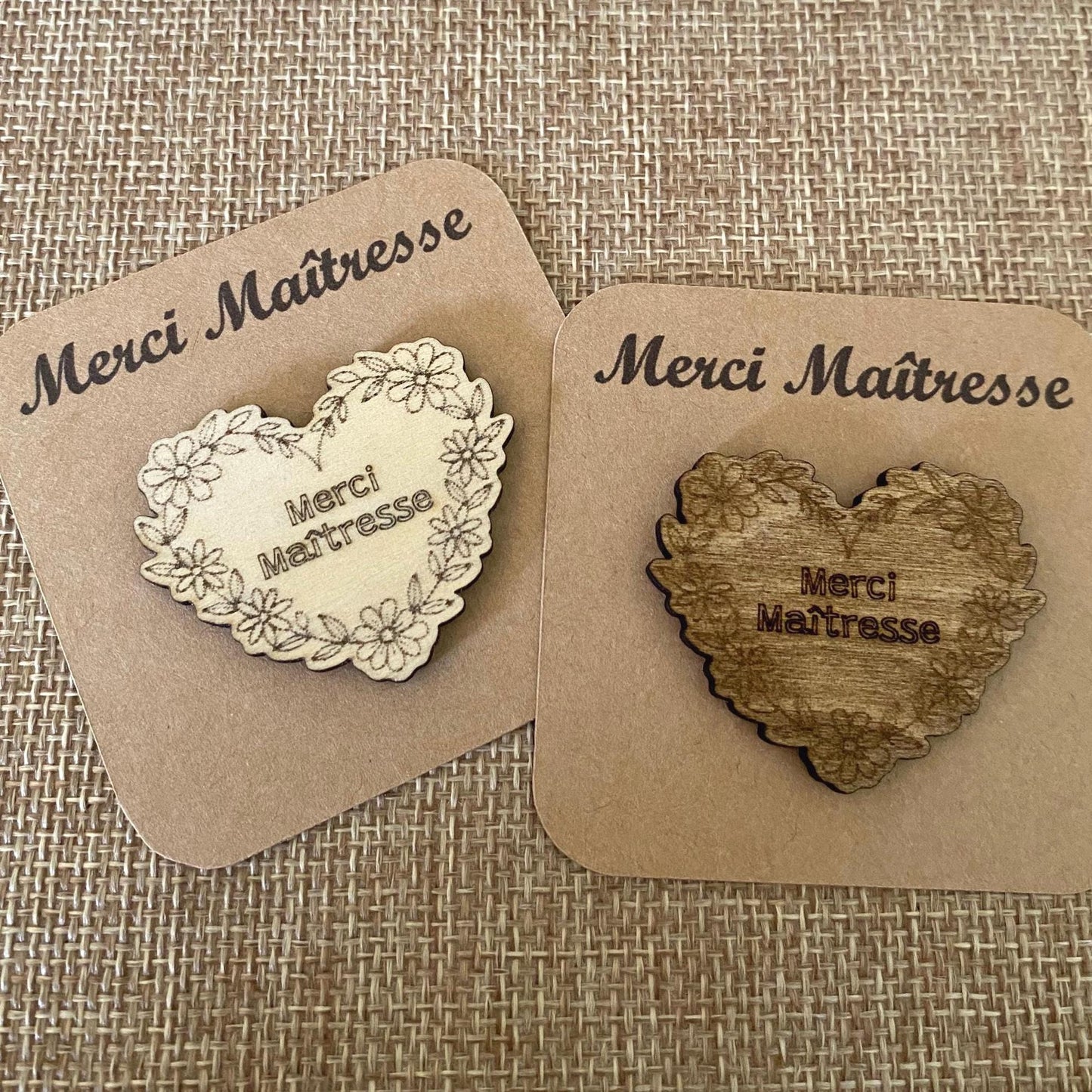 Câlin de Poche en Bois – Cadeau Personnalisé (Pin’s ou Badge)