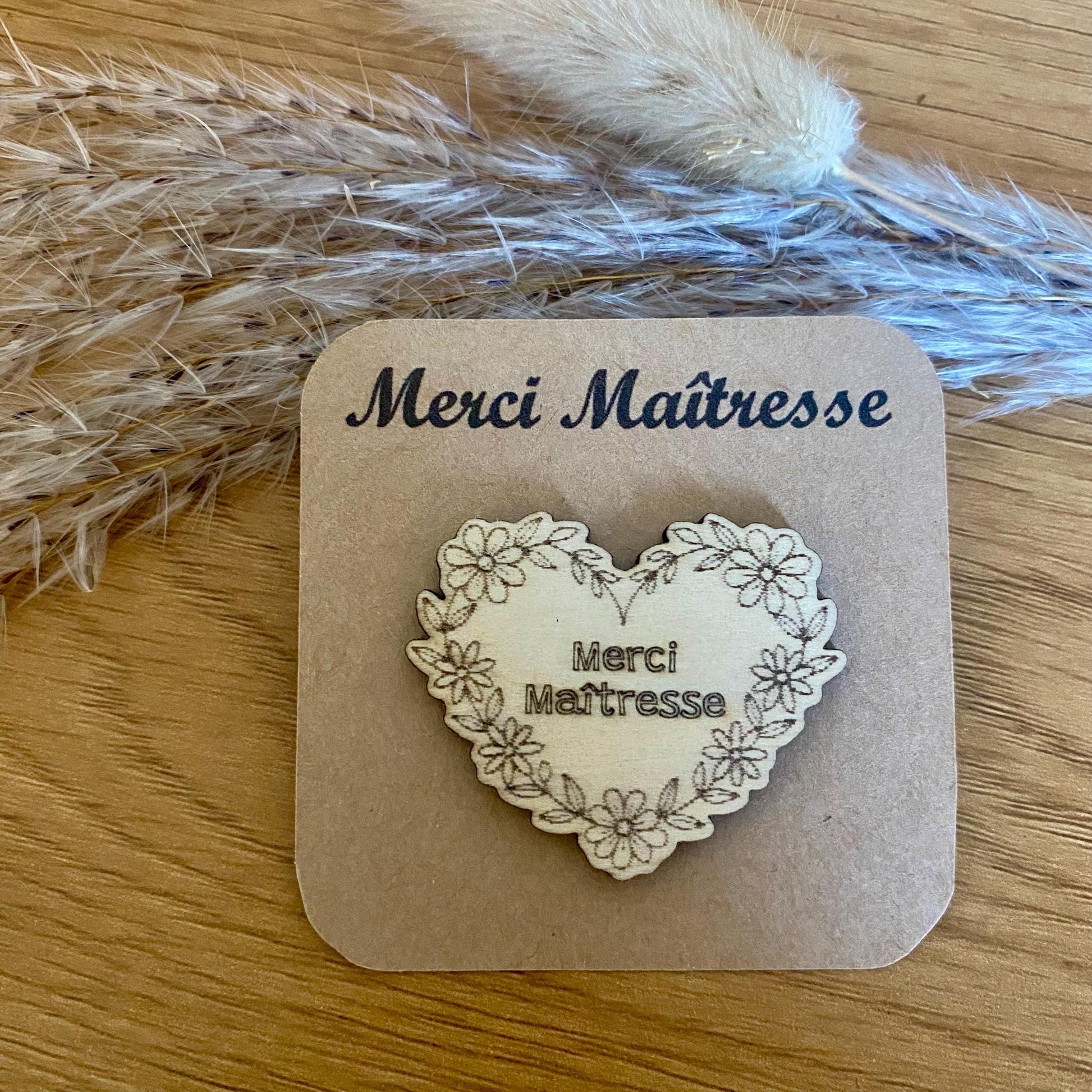 pin's merci maîtresse coeur en bois brut sur sa petite carte kraft