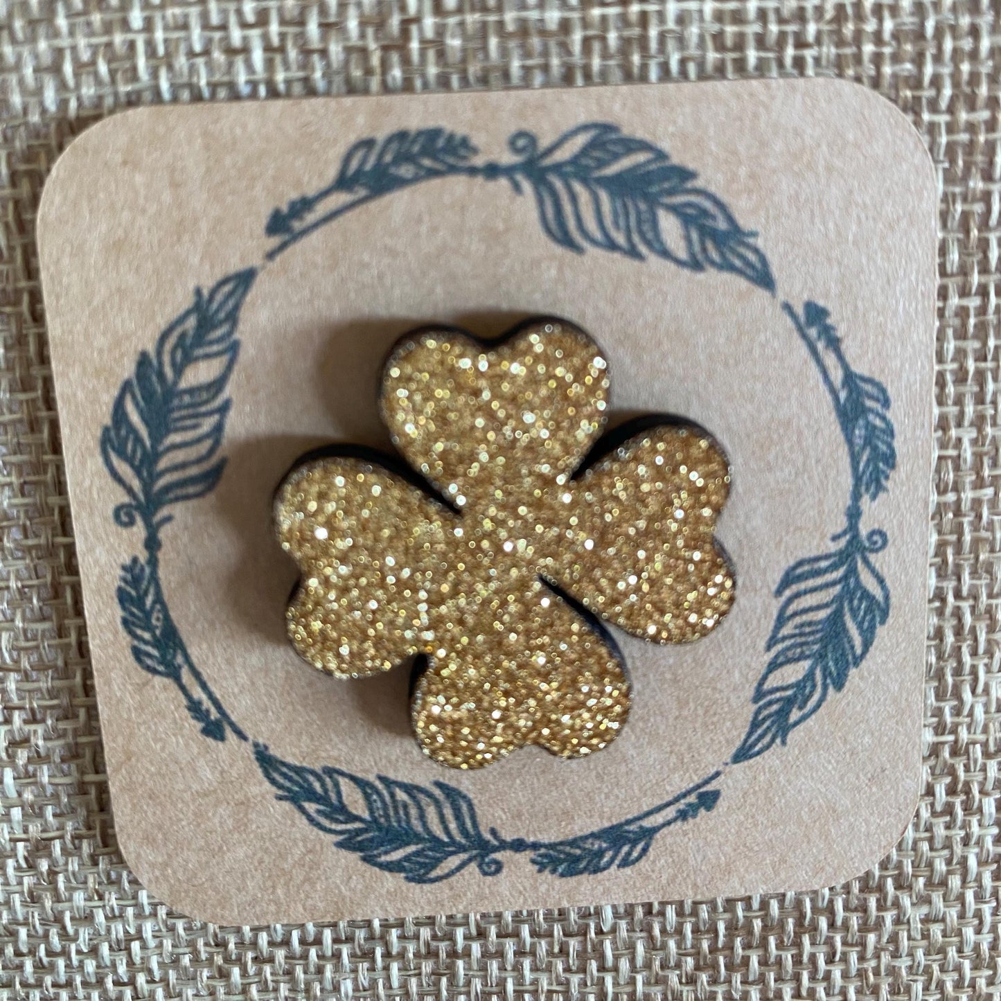Cadeau trèfle en bois avec paillettes or scintillantes