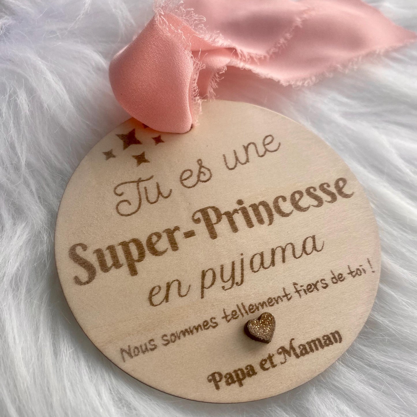 Suspension en Bois – « Petit Super-Héros en Pyjama » : Un Rayon de Soleil à l'Hôpital