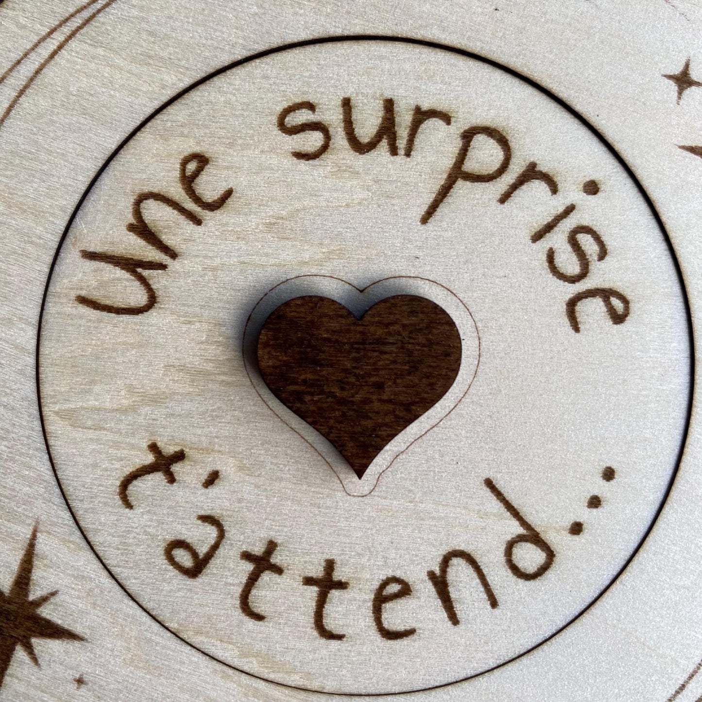 Gros plan sur la gravure du coffret une surprise t"attend