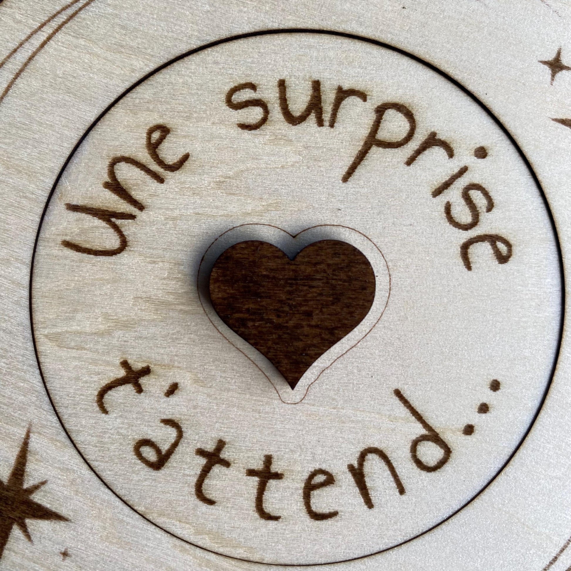 Gros plan sur la gravure du coffret une surprise t"attend