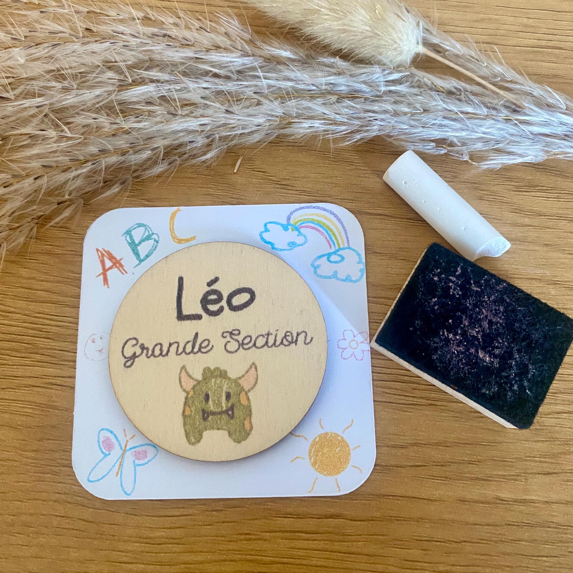 Pin's ou badge en bois motif petit monstre pour sac d'enfant