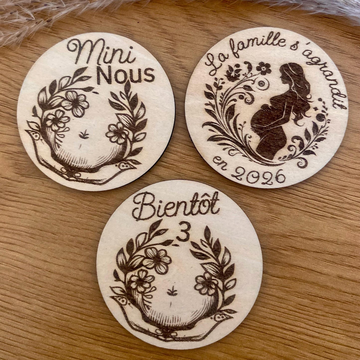 présenttation de magnet en bois pour annonce grossesse avec motif femme enceinte et ventre arrondi