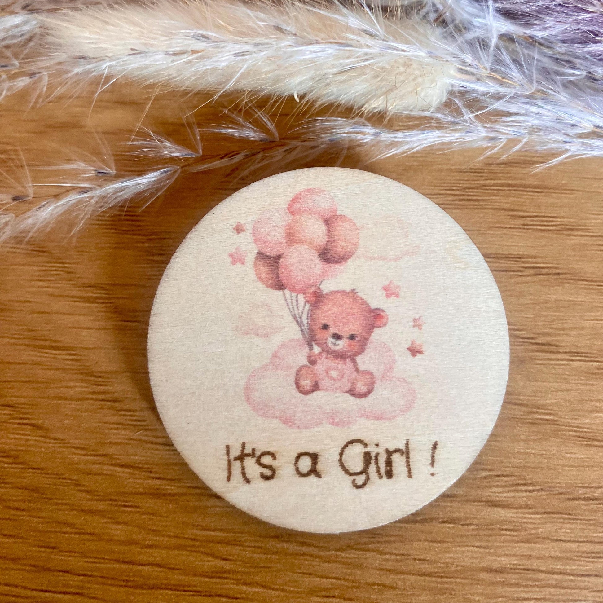 Magnet en bois personnalisé pour annonce Gender Reveal avec motif ourson.
