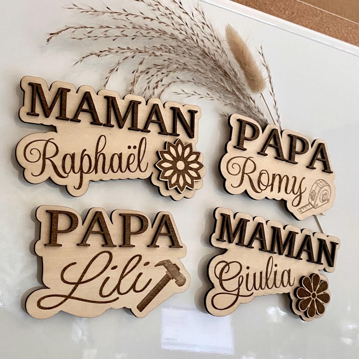 Magnet XXL en bois personnalisé avec motif floral en relief pour cadeau.