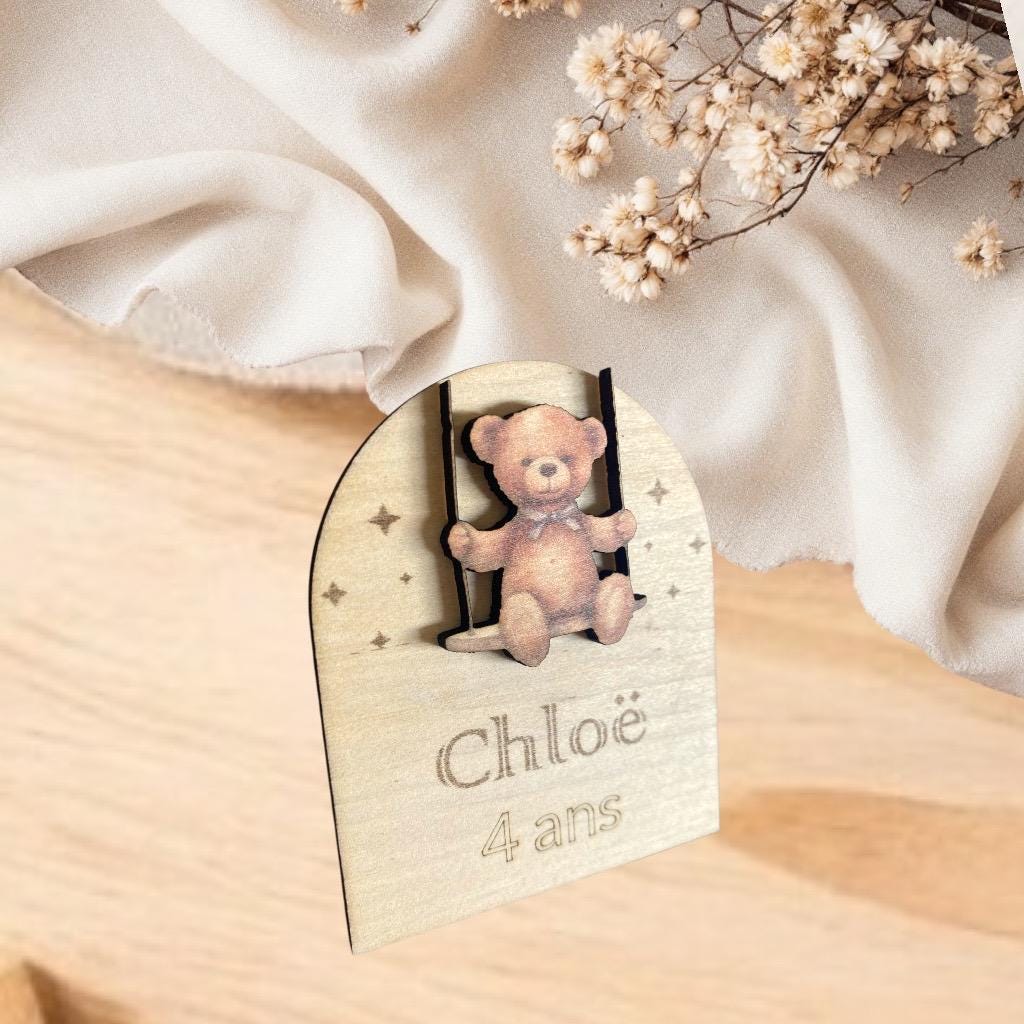 Magnet en bois personnalisé forme arche motif ourson balancoire pour anniversaire